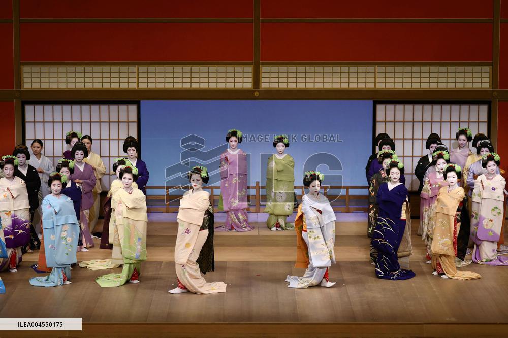 Geiko, Maiko dance practice