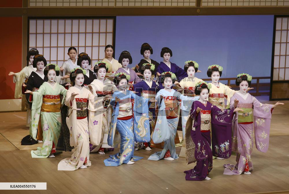 Geiko, Maiko dance practice