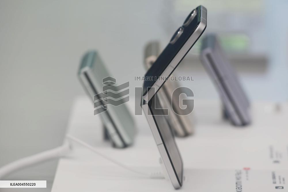 Xiaomi MIX Flip 2 Foldable Phone