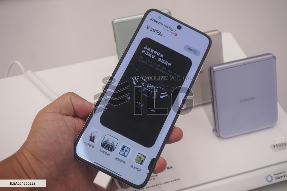 Xiaomi MIX Flip 2 Foldable Phone
