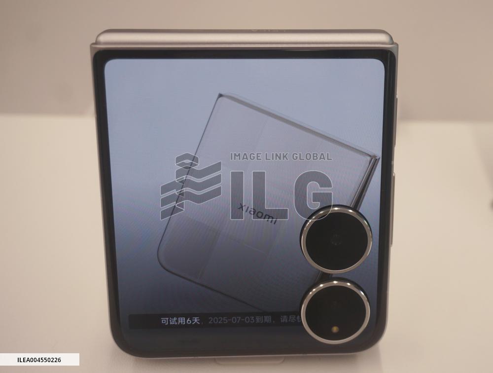 Xiaomi MIX Flip 2 Foldable Phone