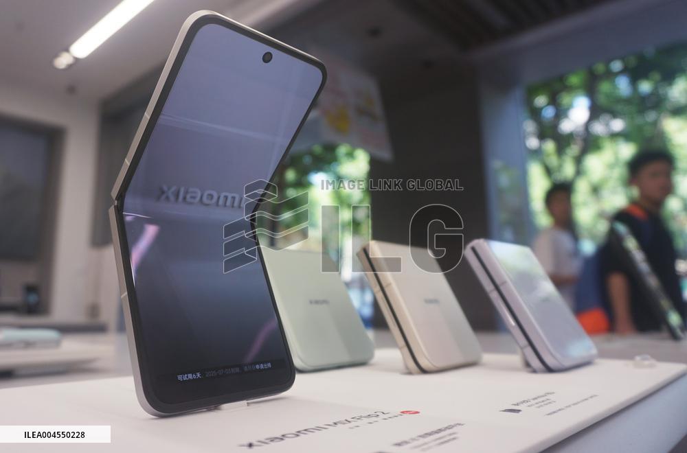 Xiaomi MIX Flip 2 Foldable Phone
