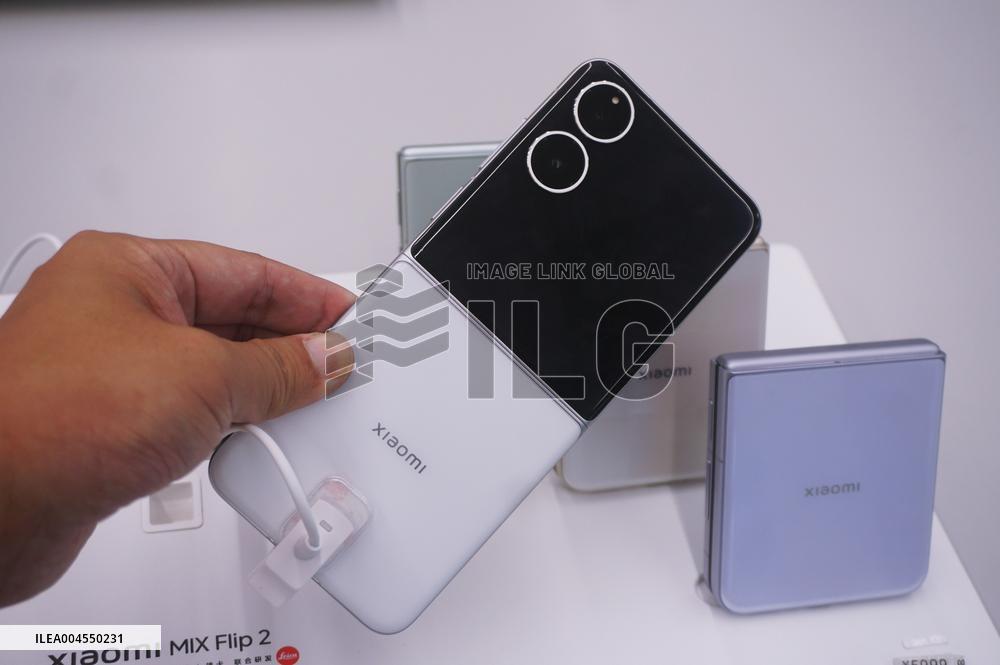 Xiaomi MIX Flip 2 Foldable Phone