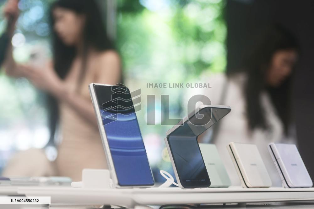 Xiaomi MIX Flip 2 Foldable Phone