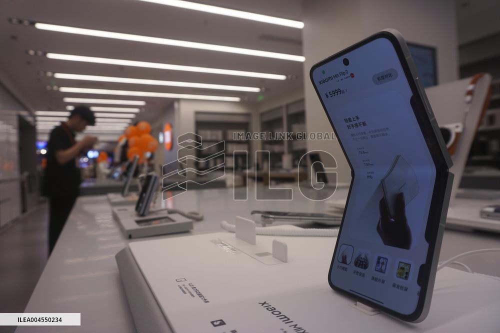 Xiaomi MIX Flip 2 Foldable Phone