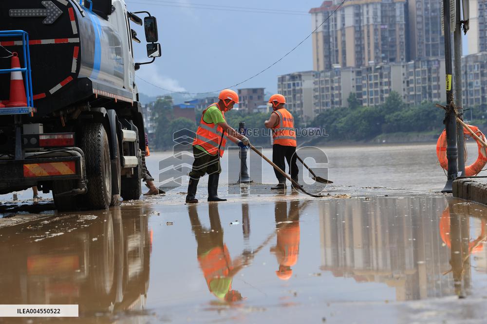 Clearing Silt After Flood in Rong'an