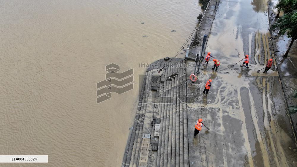 Clearing Silt After Flood in Rong'an