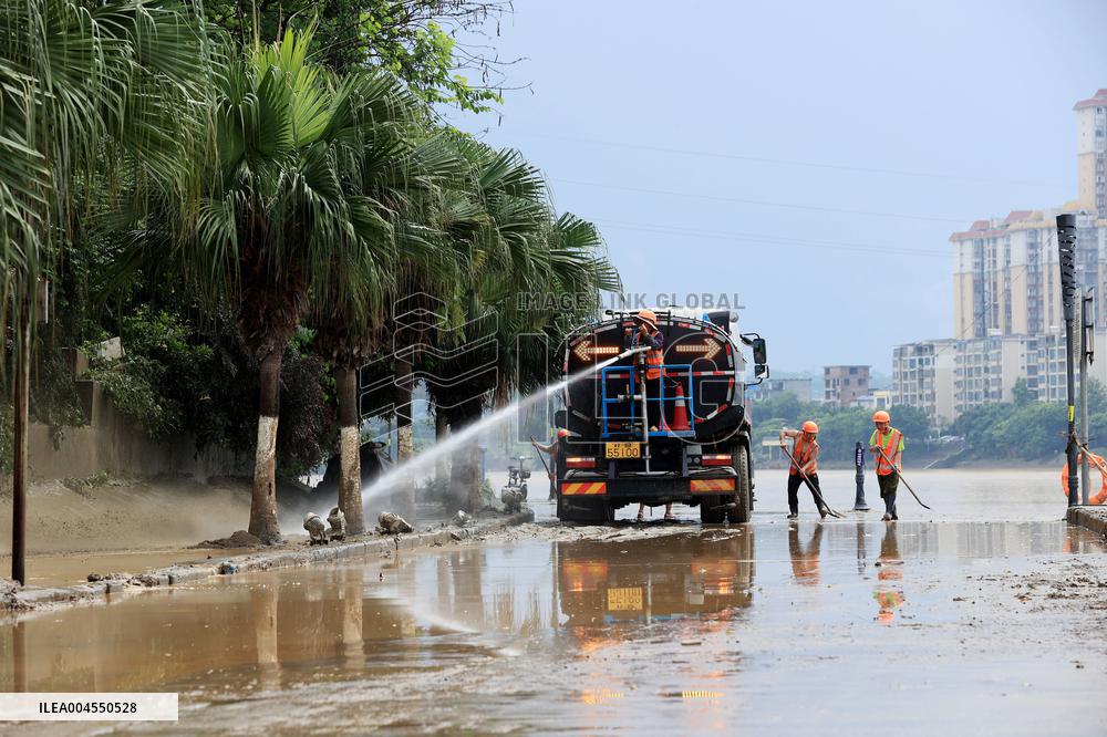 Clearing Silt After Flood in Rong'an