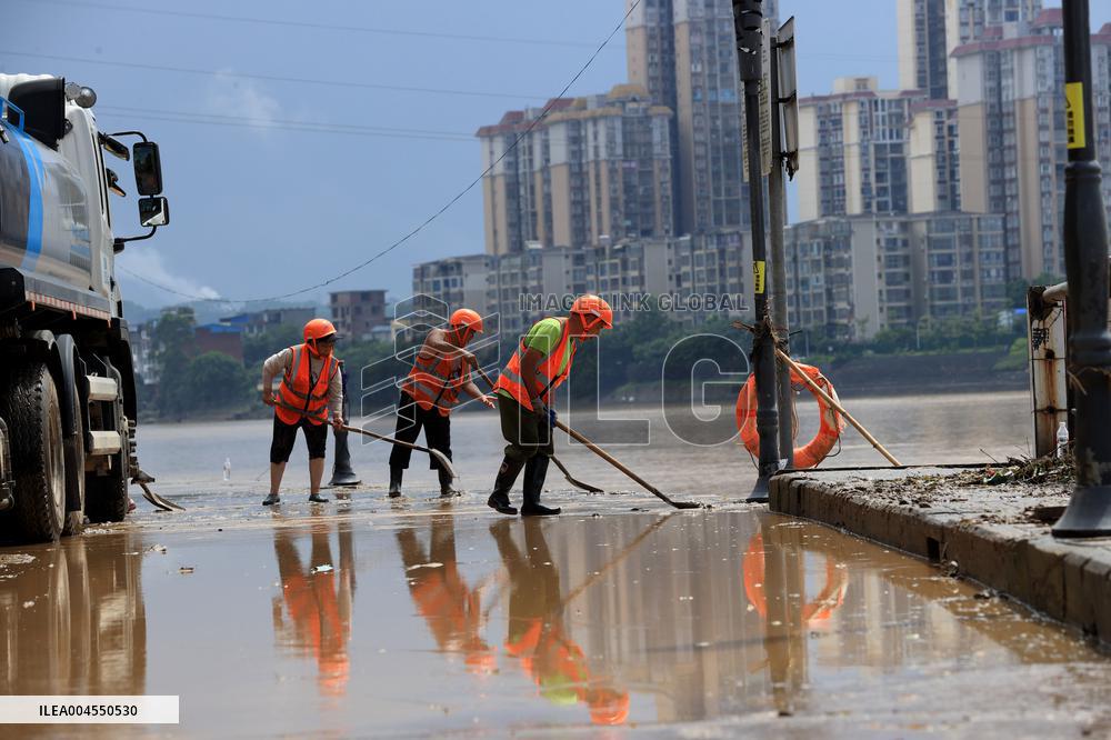 Clearing Silt After Flood in Rong'an