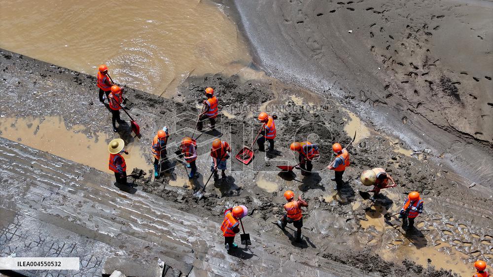 Clearing Silt After Flood in Rong'an
