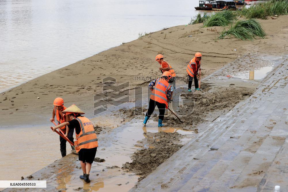 Clearing Silt After Flood in Rong'an
