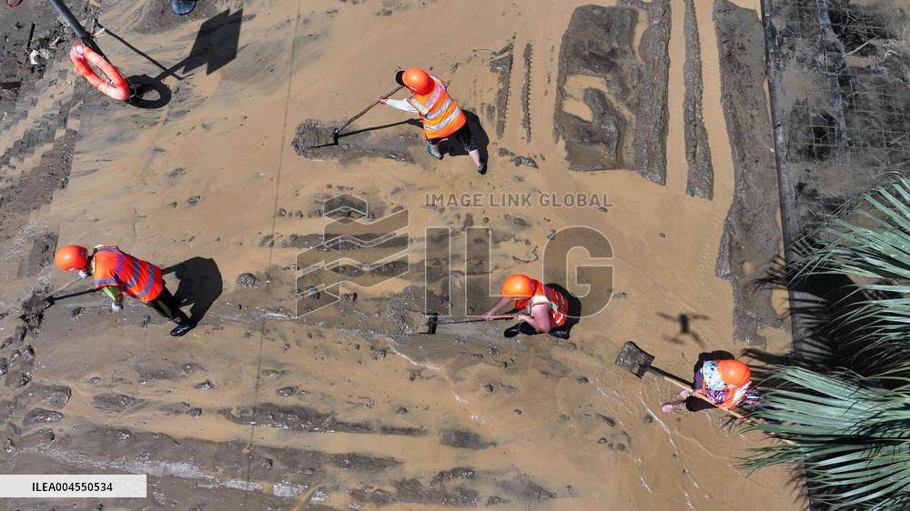 Clearing Silt After Flood in Rong'an