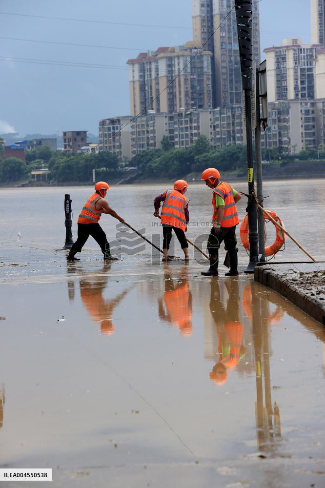 Clearing Silt After Flood in Rong'an