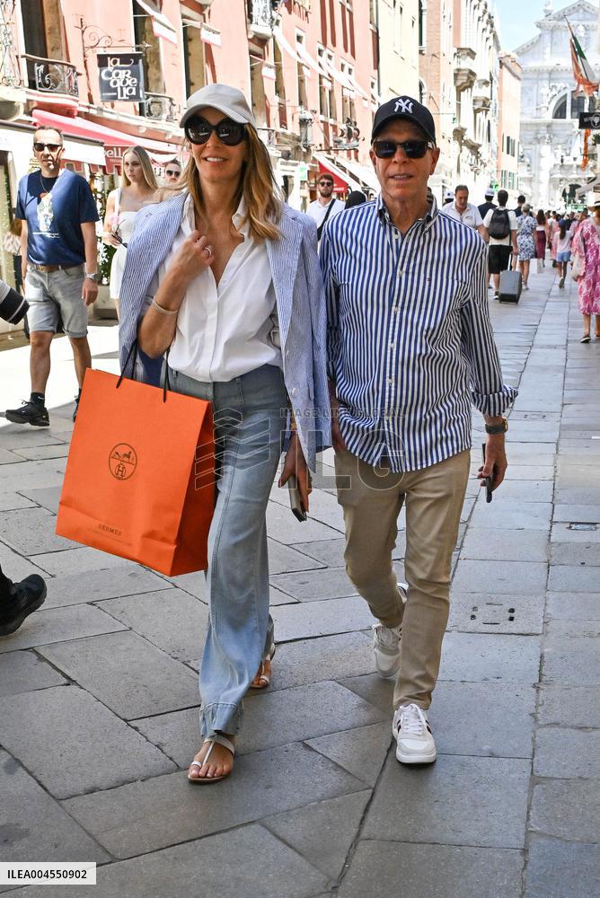 Tommy And Dee Hilfiger Walking In Venice Streets