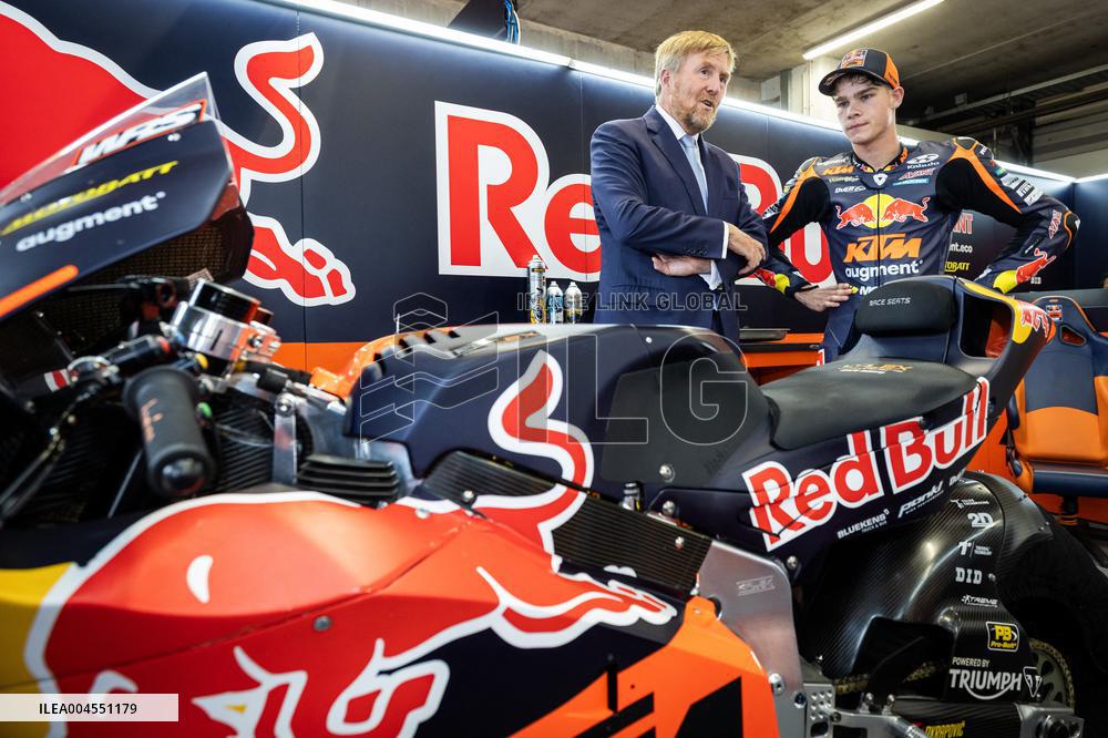 King Visits Training Day of 100-Year-Old TT - Netherlands