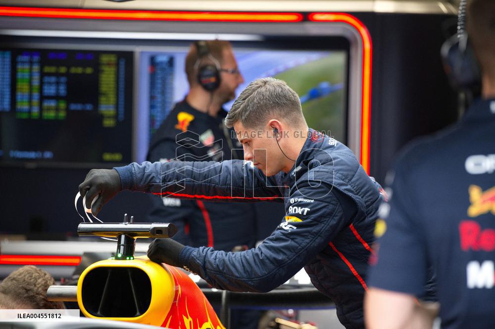 MOTORI - Formula 1 - MSC Cruises Austrian Grand Prix 2025 FP1& FP2 Pit Line