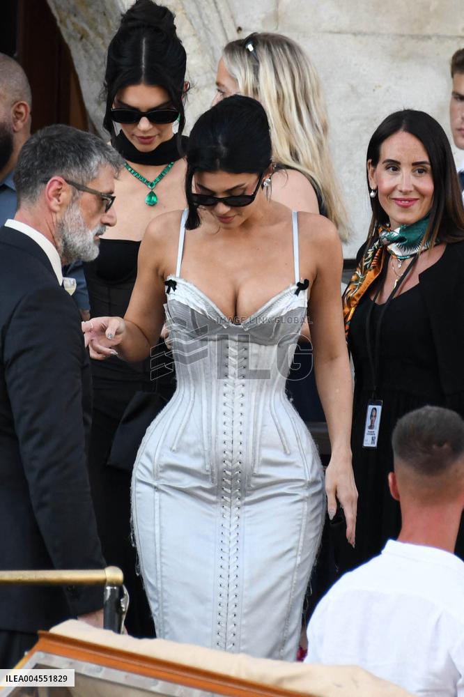 Kylie And Kendall Jenner Leaving Hotel On Bezos-Sanchez Wedding Day - Venice