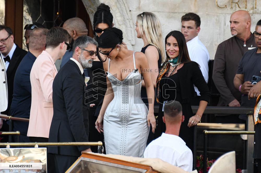 Kylie And Kendall Jenner Leaving Hotel On Bezos-Sanchez Wedding Day - Venice
