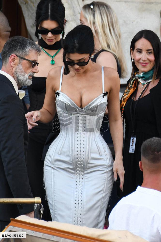 Kylie And Kendall Jenner Leaving Hotel On Bezos-Sanchez Wedding Day - Venice