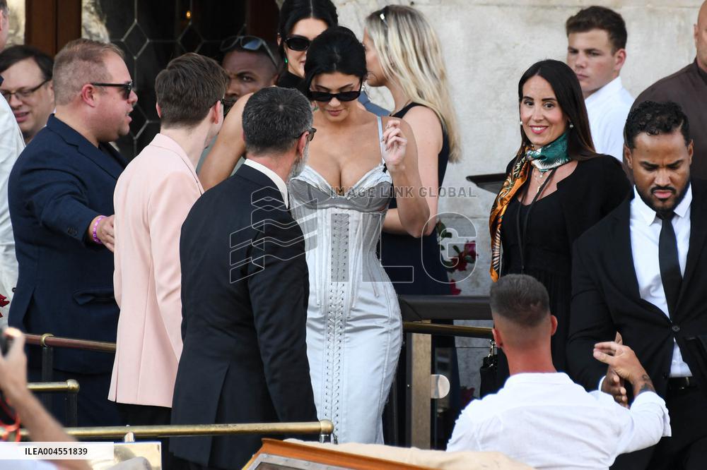 Kylie And Kendall Jenner Leaving Hotel On Bezos-Sanchez Wedding Day - Venice