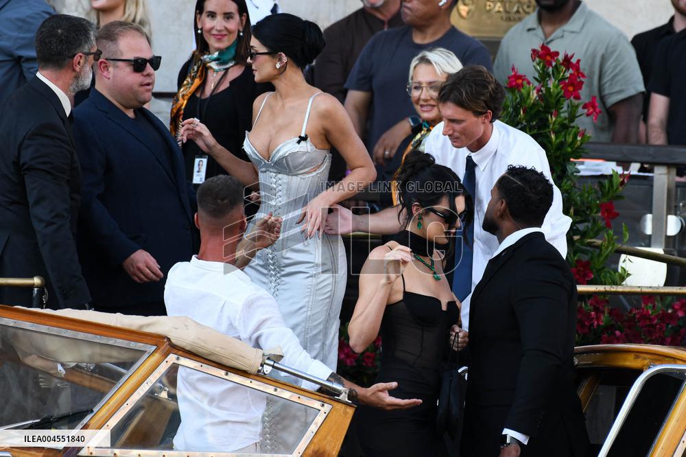 Kylie And Kendall Jenner Leaving Hotel On Bezos-Sanchez Wedding Day - Venice