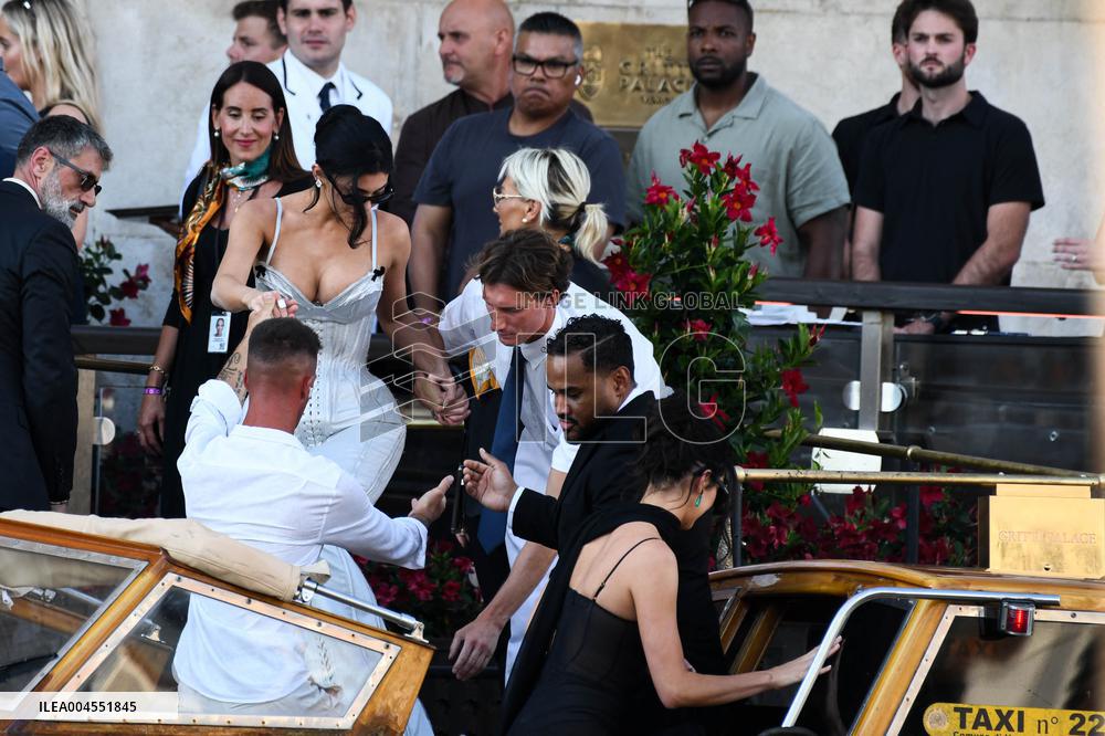 Kylie And Kendall Jenner Leaving Hotel On Bezos-Sanchez Wedding Day - Venice