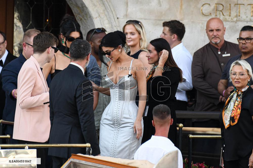 Kylie And Kendall Jenner Leaving Hotel On Bezos-Sanchez Wedding Day - Venice