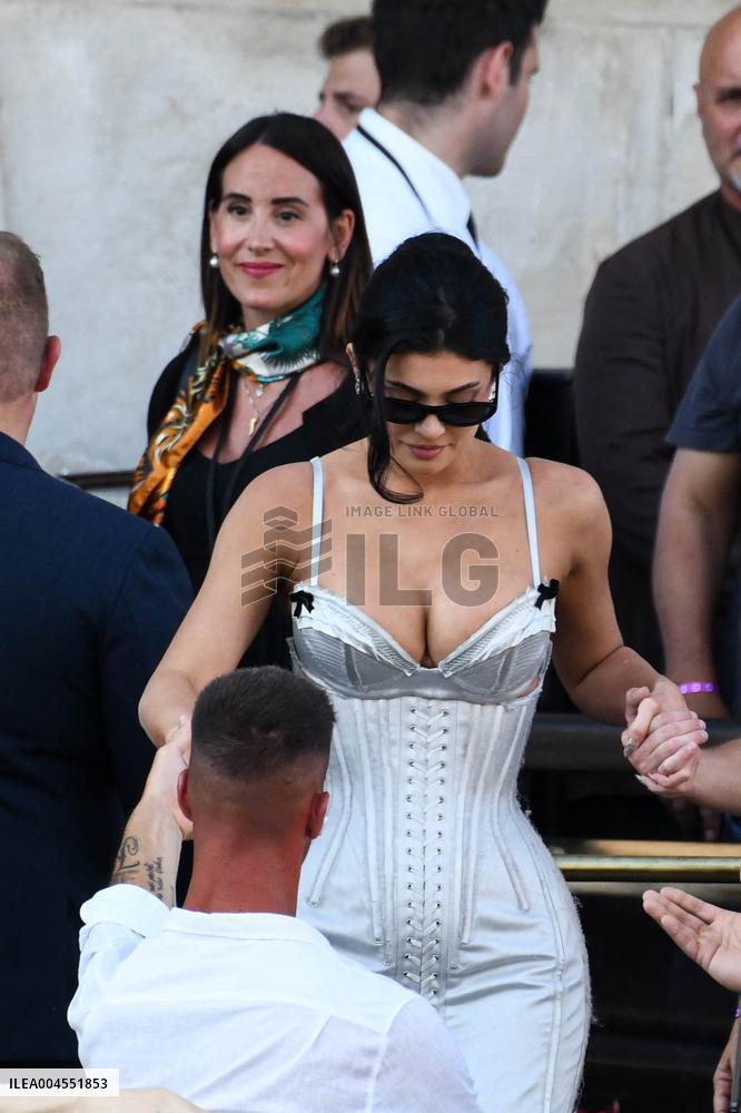 Kylie And Kendall Jenner Leaving Hotel On Bezos-Sanchez Wedding Day - Venice
