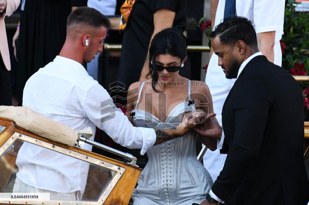 Kylie And Kendall Jenner Leaving Hotel On Bezos-Sanchez Wedding Day - Venice