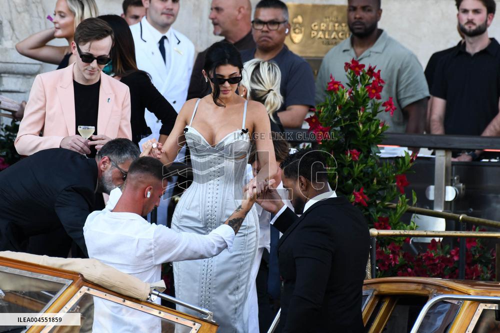 Kylie And Kendall Jenner Leaving Hotel On Bezos-Sanchez Wedding Day - Venice