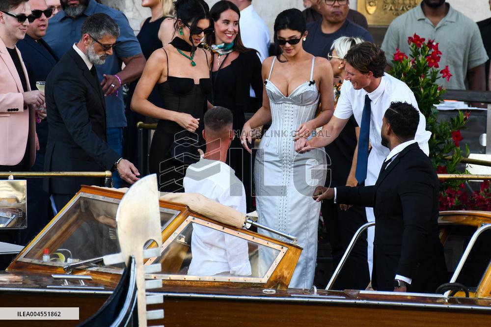 Kylie And Kendall Jenner Leaving Hotel On Bezos-Sanchez Wedding Day - Venice