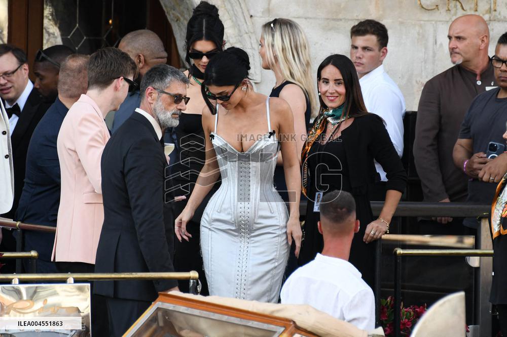 Kylie And Kendall Jenner Leaving Hotel On Bezos-Sanchez Wedding Day - Venice