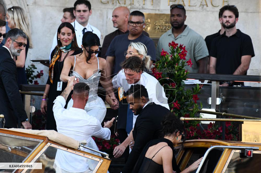 Kylie And Kendall Jenner Leaving Hotel On Bezos-Sanchez Wedding Day - Venice