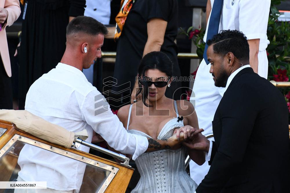 Kylie And Kendall Jenner Leaving Hotel On Bezos-Sanchez Wedding Day - Venice