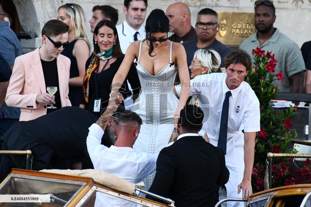 Kylie And Kendall Jenner Leaving Hotel On Bezos-Sanchez Wedding Day - Venice