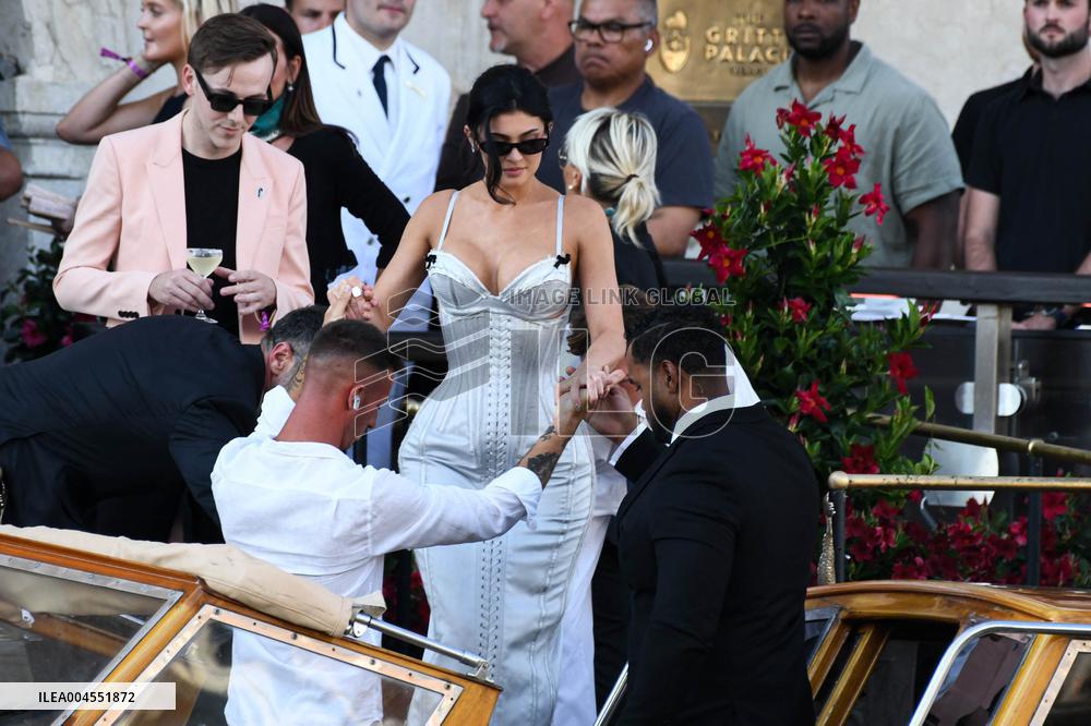 Kylie And Kendall Jenner Leaving Hotel On Bezos-Sanchez Wedding Day - Venice