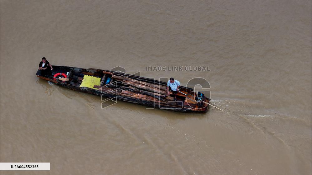 Salvage China firs After The Flood Peak in Rong'an