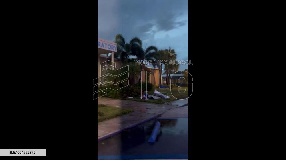 US: Possible Tornado Whips Debris Into Air in Pinellas County, Florida 3