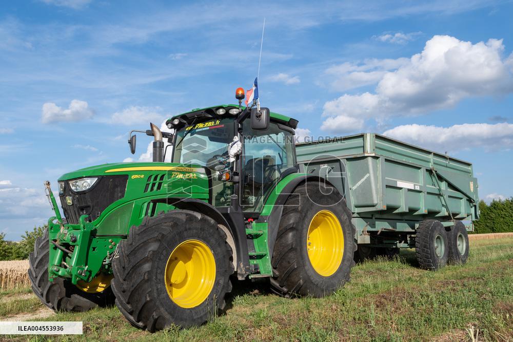 Rapeseed harvest near Chamoy in Aude - France