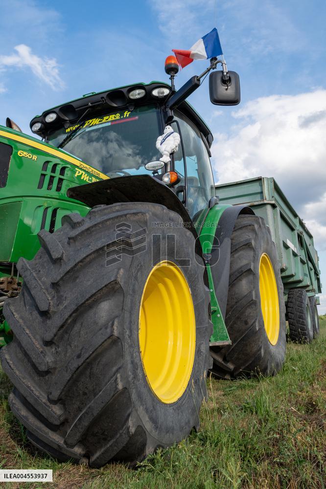 Rapeseed harvest near Chamoy in Aude - France