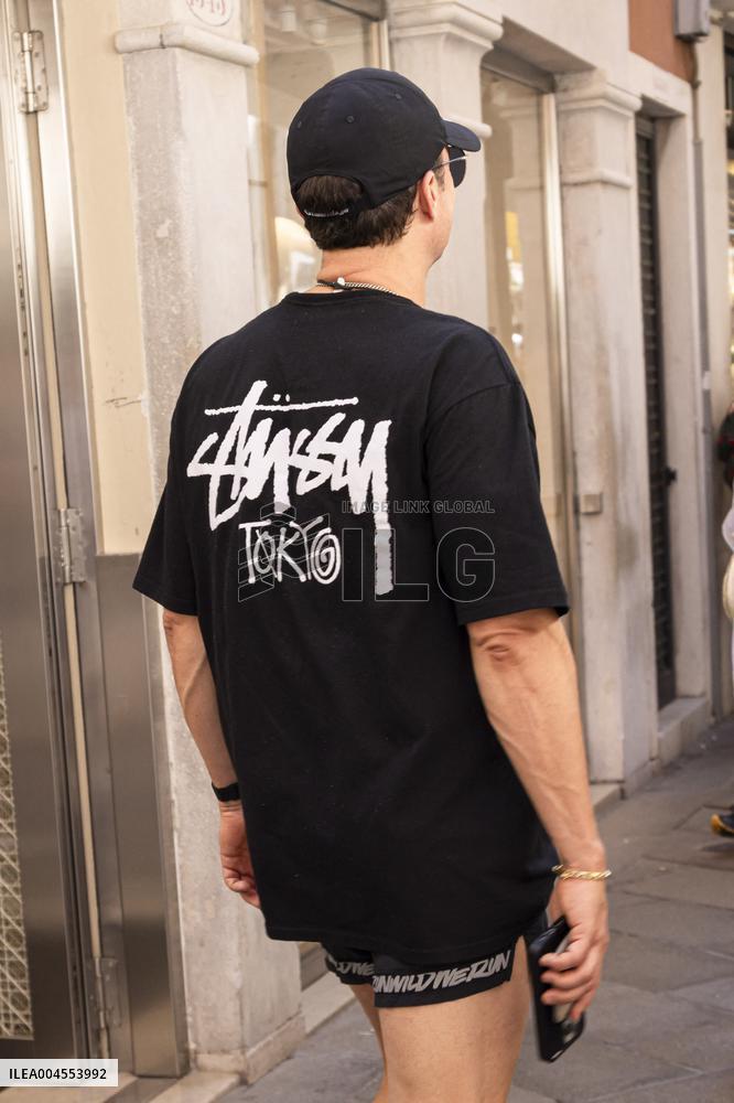 Guests leave Harry’s Bar where Jeff and Lauren offered a cocktail - Venice