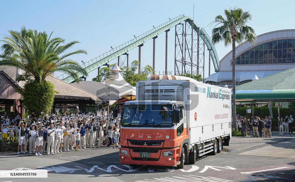 All 4 pandas at west Japan zoo depart for China