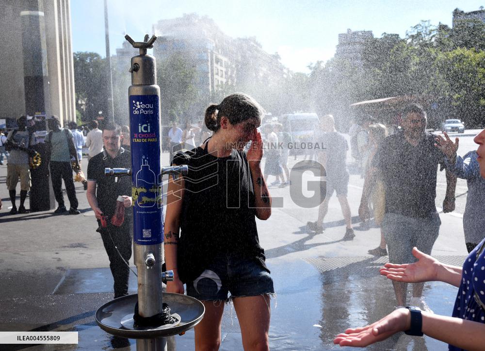 France On Heatwave Alert - Paris