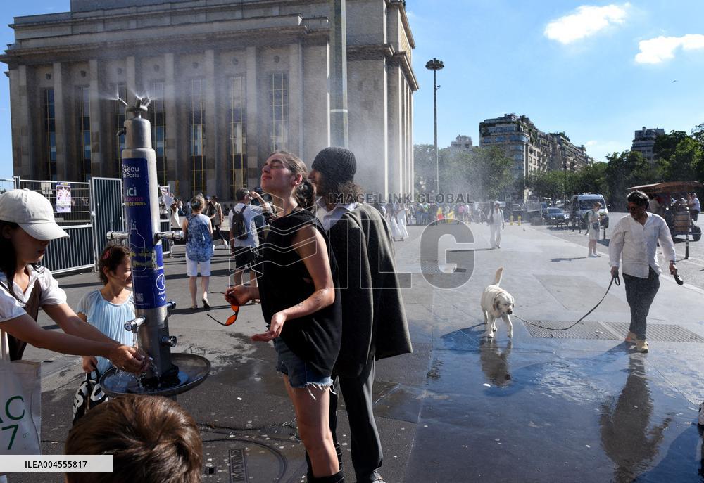 France On Heatwave Alert - Paris