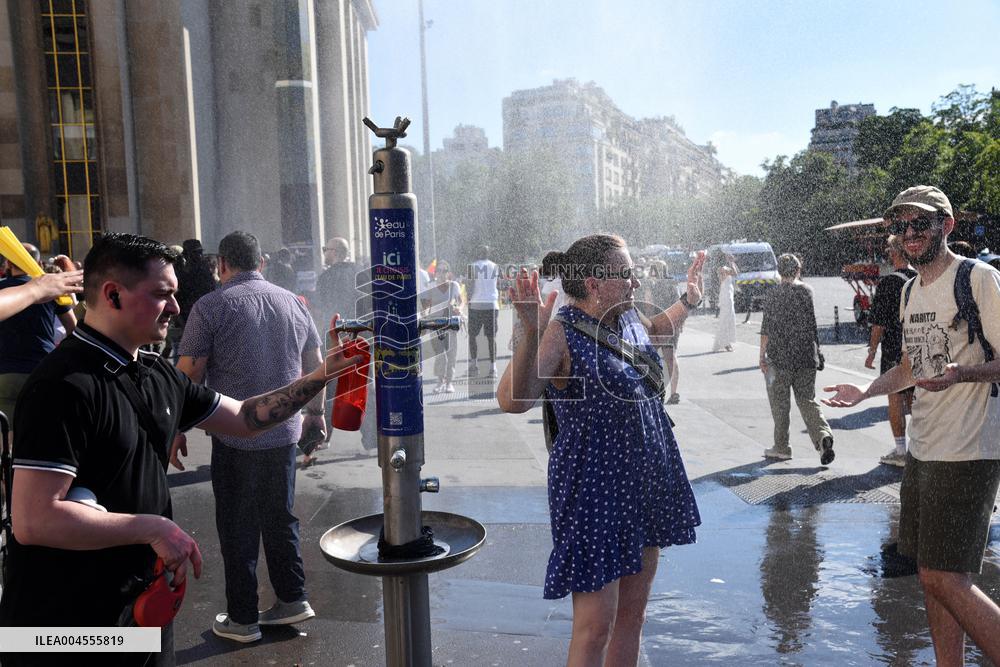 France On Heatwave Alert - Paris