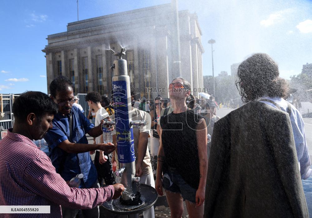 France On Heatwave Alert - Paris