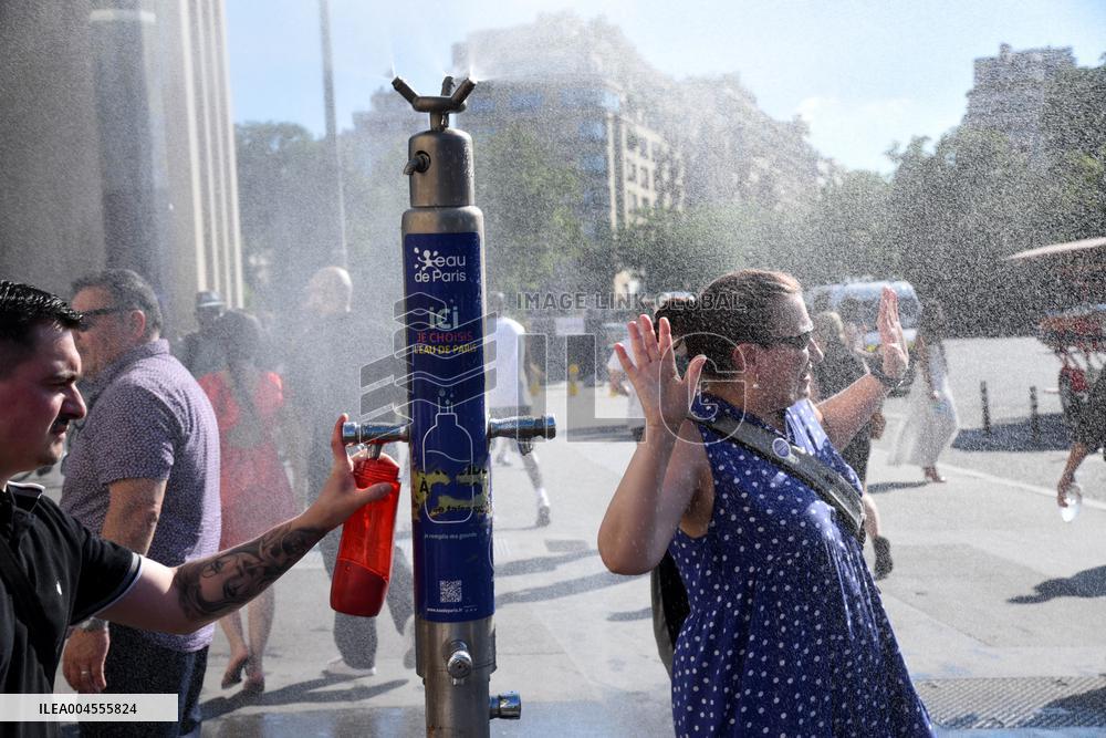 France On Heatwave Alert - Paris