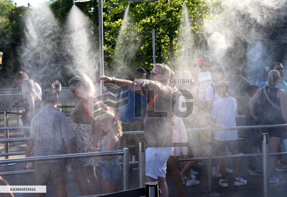 France On Heatwave Alert - Paris