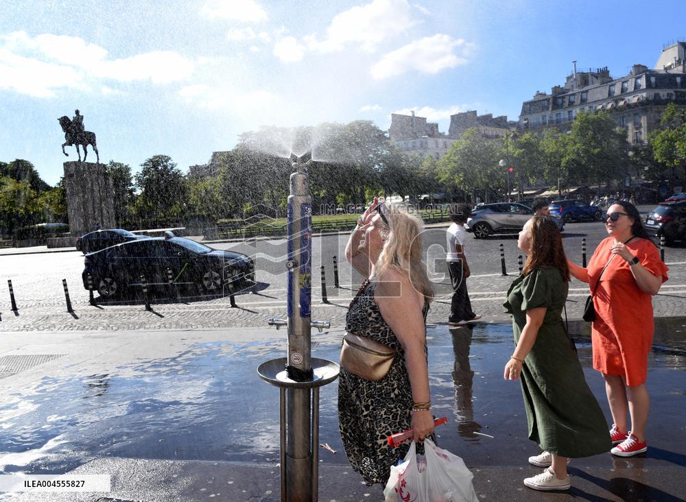 France On Heatwave Alert - Paris