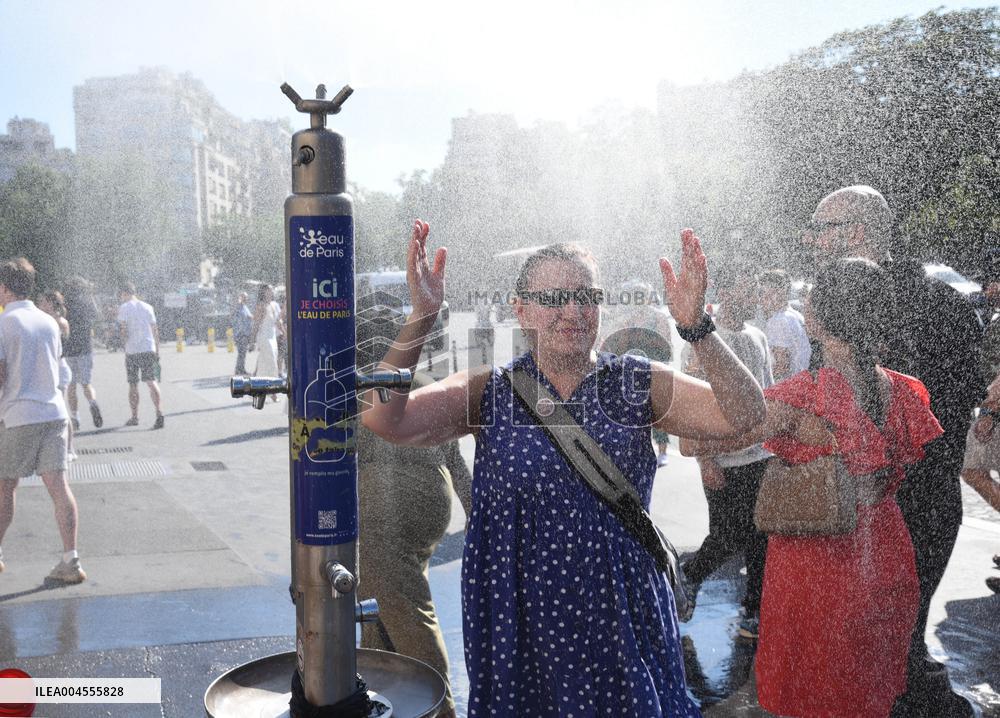 France On Heatwave Alert - Paris
